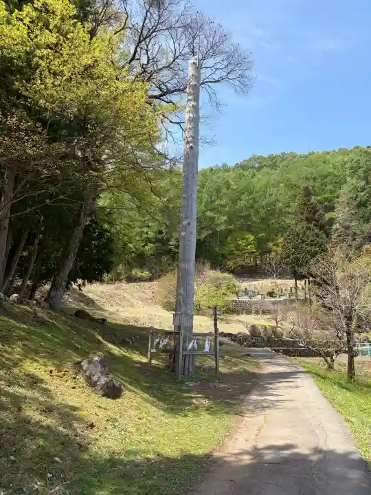 諏訪大社上社前宮の{uncategorized: "未分類", other: "その他", undefined: "問題あり", building: "その他建物", grave: "お墓", sacred_gate: "鳥居", guardian: "狛犬", statue: "像", buddha: "仏像", history: "歴史", nature: "自然", garden: "庭園", animal: "動物", pagoda: "塔", temizu: "手水舎", mountain_gate: "山門・神門", sanctuary: "本殿・本堂", subordinate: "末社・摂社", art: "芸術", scenery: "景色", jizo: "地蔵", ema: "絵馬", goshuin: "御朱印", omikuji: "おみくじ", items: "授与品その他", amulet: "お守り", goshuincho: "御朱印帳", eats: "食事", festival: "お祭り", votive_dance: "神楽", shichigosan: "七五三参", wedding: "結婚式", experience: "体験その他", initially: "初詣", around: "周辺", anti_infection: "感染症対策"}