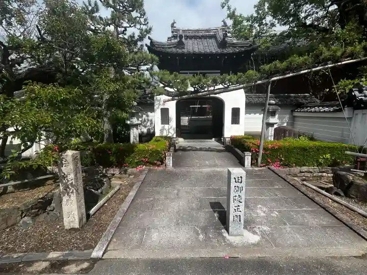 後白河院御聖蹟 法住寺の{uncategorized: "未分類", other: "その他", undefined: "問題あり", building: "その他建物", grave: "お墓", sacred_gate: "鳥居", guardian: "狛犬", statue: "像", buddha: "仏像", history: "歴史", nature: "自然", garden: "庭園", animal: "動物", pagoda: "塔", temizu: "手水舎", mountain_gate: "山門・神門", sanctuary: "本殿・本堂", subordinate: "末社・摂社", art: "芸術", scenery: "景色", jizo: "地蔵", ema: "絵馬", goshuin: "御朱印", omikuji: "おみくじ", items: "授与品その他", amulet: "お守り", goshuincho: "御朱印帳", eats: "食事", festival: "お祭り", votive_dance: "神楽", shichigosan: "七五三参", wedding: "結婚式", experience: "体験その他", initially: "初詣", around: "周辺", anti_infection: "感染症対策"}