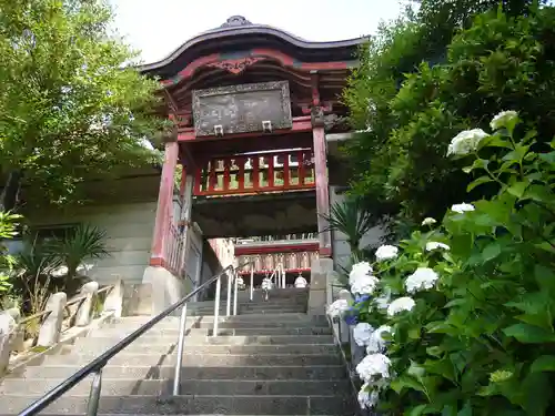 太平山神社の山門