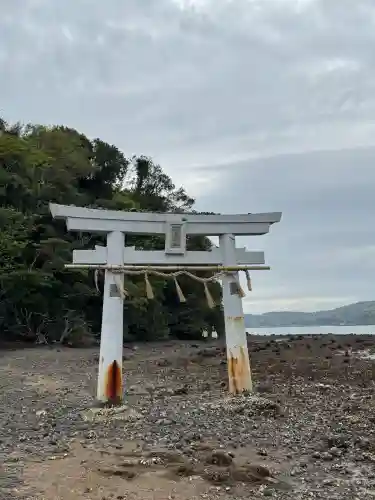 小島神社の{uncategorized: "未分類", other: "その他", undefined: "問題あり", building: "その他建物", grave: "お墓", sacred_gate: "鳥居", guardian: "狛犬", statue: "像", buddha: "仏像", history: "歴史", nature: "自然", garden: "庭園", animal: "動物", pagoda: "塔", temizu: "手水舎", mountain_gate: "山門・神門", sanctuary: "本殿・本堂", subordinate: "末社・摂社", art: "芸術", scenery: "景色", jizo: "地蔵", ema: "絵馬", goshuin: "御朱印", omikuji: "おみくじ", items: "授与品その他", amulet: "お守り", goshuincho: "御朱印帳", eats: "食事", festival: "お祭り", votive_dance: "神楽", shichigosan: "七五三参", wedding: "結婚式", experience: "体験その他", initially: "初詣", around: "周辺", anti_infection: "感染症対策"}