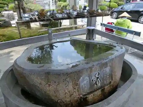 井戸寺の手水