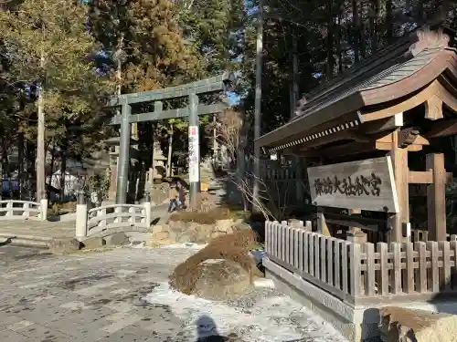 諏訪大社下社秋宮の{uncategorized: "未分類", other: "その他", undefined: "問題あり", building: "その他建物", grave: "お墓", sacred_gate: "鳥居", guardian: "狛犬", statue: "像", buddha: "仏像", history: "歴史", nature: "自然", garden: "庭園", animal: "動物", pagoda: "塔", temizu: "手水舎", mountain_gate: "山門・神門", sanctuary: "本殿・本堂", subordinate: "末社・摂社", art: "芸術", scenery: "景色", jizo: "地蔵", ema: "絵馬", goshuin: "御朱印", omikuji: "おみくじ", items: "授与品その他", amulet: "お守り", goshuincho: "御朱印帳", eats: "食事", festival: "お祭り", votive_dance: "神楽", shichigosan: "七五三参", wedding: "結婚式", experience: "体験その他", initially: "初詣", around: "周辺", anti_infection: "感染症対策"}