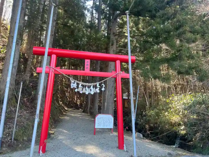 水神社の{uncategorized: "未分類", other: "その他", undefined: "問題あり", building: "その他建物", grave: "お墓", sacred_gate: "鳥居", guardian: "狛犬", statue: "像", buddha: "仏像", history: "歴史", nature: "自然", garden: "庭園", animal: "動物", pagoda: "塔", temizu: "手水舎", mountain_gate: "山門・神門", sanctuary: "本殿・本堂", subordinate: "末社・摂社", art: "芸術", scenery: "景色", jizo: "地蔵", ema: "絵馬", goshuin: "御朱印", omikuji: "おみくじ", items: "授与品その他", amulet: "お守り", goshuincho: "御朱印帳", eats: "食事", festival: "お祭り", votive_dance: "神楽", shichigosan: "七五三参", wedding: "結婚式", experience: "体験その他", initially: "初詣", around: "周辺", anti_infection: "感染症対策"}