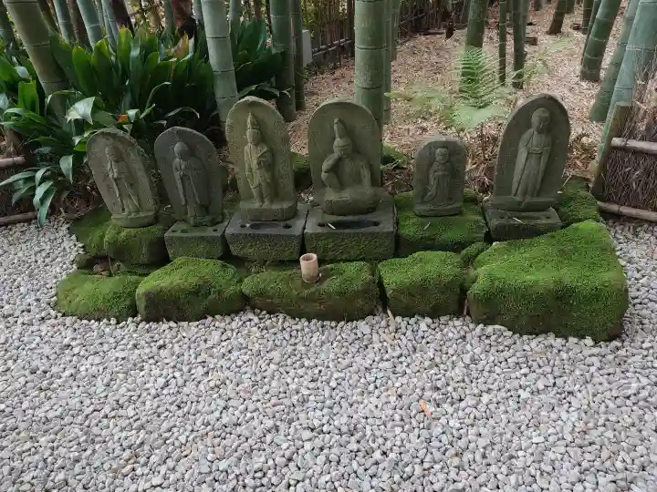 報国寺の{uncategorized: "未分類", other: "その他", undefined: "問題あり", building: "その他建物", grave: "お墓", sacred_gate: "鳥居", guardian: "狛犬", statue: "像", buddha: "仏像", history: "歴史", nature: "自然", garden: "庭園", animal: "動物", pagoda: "塔", temizu: "手水舎", mountain_gate: "山門・神門", sanctuary: "本殿・本堂", subordinate: "末社・摂社", art: "芸術", scenery: "景色", jizo: "地蔵", ema: "絵馬", goshuin: "御朱印", omikuji: "おみくじ", items: "授与品その他", amulet: "お守り", goshuincho: "御朱印帳", eats: "食事", festival: "お祭り", votive_dance: "神楽", shichigosan: "七五三参", wedding: "結婚式", experience: "体験その他", initially: "初詣", around: "周辺", anti_infection: "感染症対策"}