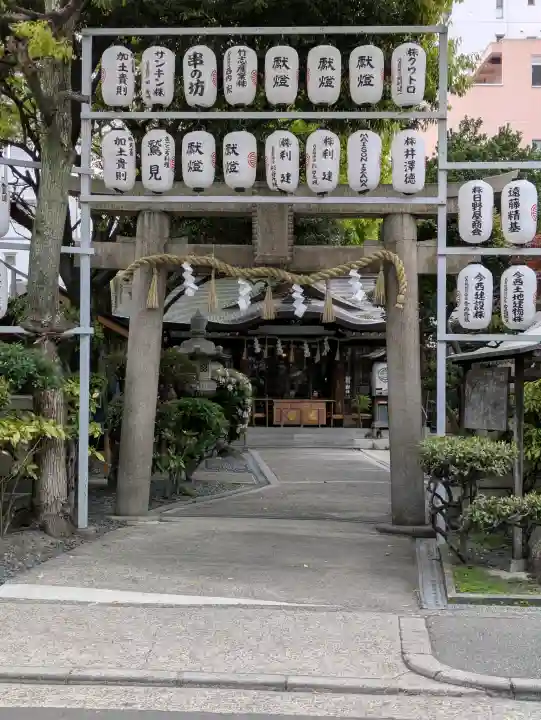 サムハラ神社の{uncategorized: "未分類", other: "その他", undefined: "問題あり", building: "その他建物", grave: "お墓", sacred_gate: "鳥居", guardian: "狛犬", statue: "像", buddha: "仏像", history: "歴史", nature: "自然", garden: "庭園", animal: "動物", pagoda: "塔", temizu: "手水舎", mountain_gate: "山門・神門", sanctuary: "本殿・本堂", subordinate: "末社・摂社", art: "芸術", scenery: "景色", jizo: "地蔵", ema: "絵馬", goshuin: "御朱印", omikuji: "おみくじ", items: "授与品その他", amulet: "お守り", goshuincho: "御朱印帳", eats: "食事", festival: "お祭り", votive_dance: "神楽", shichigosan: "七五三参", wedding: "結婚式", experience: "体験その他", initially: "初詣", around: "周辺", anti_infection: "感染症対策"}