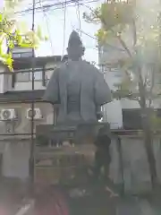 須賀神社の像