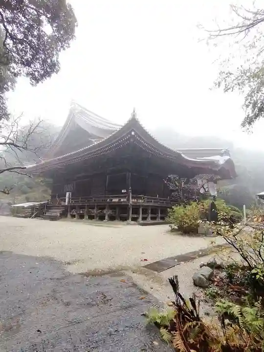 椎尾山薬王院の本殿・本堂