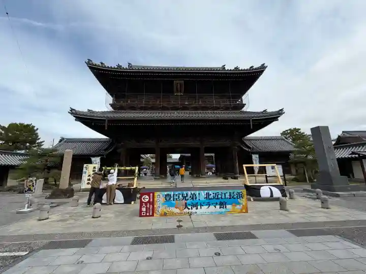 大通寺(長浜御坊)の{uncategorized: "未分類", other: "その他", undefined: "問題あり", building: "その他建物", grave: "お墓", sacred_gate: "鳥居", guardian: "狛犬", statue: "像", buddha: "仏像", history: "歴史", nature: "自然", garden: "庭園", animal: "動物", pagoda: "塔", temizu: "手水舎", mountain_gate: "山門・神門", sanctuary: "本殿・本堂", subordinate: "末社・摂社", art: "芸術", scenery: "景色", jizo: "地蔵", ema: "絵馬", goshuin: "御朱印", omikuji: "おみくじ", items: "授与品その他", amulet: "お守り", goshuincho: "御朱印帳", eats: "食事", festival: "お祭り", votive_dance: "神楽", shichigosan: "七五三参", wedding: "結婚式", experience: "体験その他", initially: "初詣", around: "周辺", anti_infection: "感染症対策"}