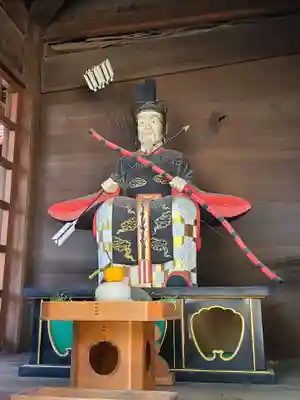 艮神社の像