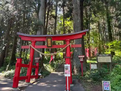 羽黒山神社の{uncategorized: "未分類", other: "その他", undefined: "問題あり", building: "その他建物", grave: "お墓", sacred_gate: "鳥居", guardian: "狛犬", statue: "像", buddha: "仏像", history: "歴史", nature: "自然", garden: "庭園", animal: "動物", pagoda: "塔", temizu: "手水舎", mountain_gate: "山門・神門", sanctuary: "本殿・本堂", subordinate: "末社・摂社", art: "芸術", scenery: "景色", jizo: "地蔵", ema: "絵馬", goshuin: "御朱印", omikuji: "おみくじ", items: "授与品その他", amulet: "お守り", goshuincho: "御朱印帳", eats: "食事", festival: "お祭り", votive_dance: "神楽", shichigosan: "七五三参", wedding: "結婚式", experience: "体験その他", initially: "初詣", around: "周辺", anti_infection: "感染症対策"}