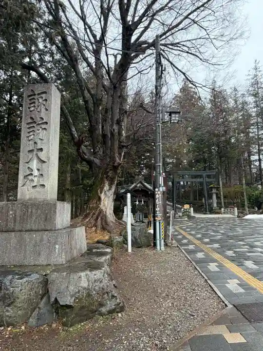 諏訪大社下社秋宮の{uncategorized: "未分類", other: "その他", undefined: "問題あり", building: "その他建物", grave: "お墓", sacred_gate: "鳥居", guardian: "狛犬", statue: "像", buddha: "仏像", history: "歴史", nature: "自然", garden: "庭園", animal: "動物", pagoda: "塔", temizu: "手水舎", mountain_gate: "山門・神門", sanctuary: "本殿・本堂", subordinate: "末社・摂社", art: "芸術", scenery: "景色", jizo: "地蔵", ema: "絵馬", goshuin: "御朱印", omikuji: "おみくじ", items: "授与品その他", amulet: "お守り", goshuincho: "御朱印帳", eats: "食事", festival: "お祭り", votive_dance: "神楽", shichigosan: "七五三参", wedding: "結婚式", experience: "体験その他", initially: "初詣", around: "周辺", anti_infection: "感染症対策"}