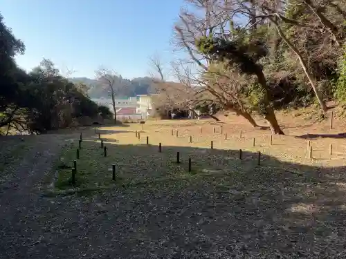 法華堂跡（源頼朝墓・北条義時墓）の{uncategorized: "未分類", other: "その他", undefined: "問題あり", building: "その他建物", grave: "お墓", sacred_gate: "鳥居", guardian: "狛犬", statue: "像", buddha: "仏像", history: "歴史", nature: "自然", garden: "庭園", animal: "動物", pagoda: "塔", temizu: "手水舎", mountain_gate: "山門・神門", sanctuary: "本殿・本堂", subordinate: "末社・摂社", art: "芸術", scenery: "景色", jizo: "地蔵", ema: "絵馬", goshuin: "御朱印", omikuji: "おみくじ", items: "授与品その他", amulet: "お守り", goshuincho: "御朱印帳", eats: "食事", festival: "お祭り", votive_dance: "神楽", shichigosan: "七五三参", wedding: "結婚式", experience: "体験その他", initially: "初詣", around: "周辺", anti_infection: "感染症対策"}