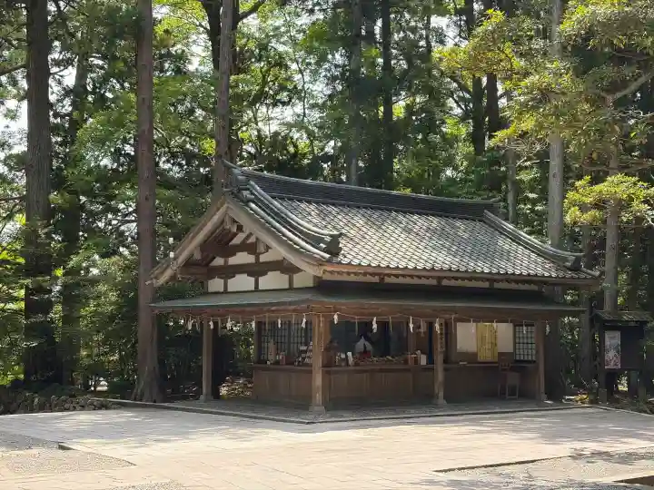 彌彦神社の{uncategorized: "未分類", other: "その他", undefined: "問題あり", building: "その他建物", grave: "お墓", sacred_gate: "鳥居", guardian: "狛犬", statue: "像", buddha: "仏像", history: "歴史", nature: "自然", garden: "庭園", animal: "動物", pagoda: "塔", temizu: "手水舎", mountain_gate: "山門・神門", sanctuary: "本殿・本堂", subordinate: "末社・摂社", art: "芸術", scenery: "景色", jizo: "地蔵", ema: "絵馬", goshuin: "御朱印", omikuji: "おみくじ", items: "授与品その他", amulet: "お守り", goshuincho: "御朱印帳", eats: "食事", festival: "お祭り", votive_dance: "神楽", shichigosan: "七五三参", wedding: "結婚式", experience: "体験その他", initially: "初詣", around: "周辺", anti_infection: "感染症対策"}