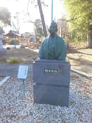 象山神社の像