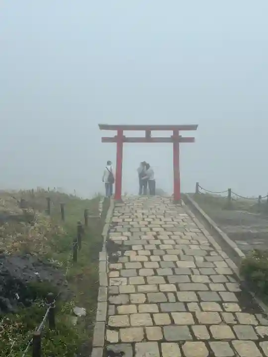 箱根元宮の{uncategorized: "未分類", other: "その他", undefined: "問題あり", building: "その他建物", grave: "お墓", sacred_gate: "鳥居", guardian: "狛犬", statue: "像", buddha: "仏像", history: "歴史", nature: "自然", garden: "庭園", animal: "動物", pagoda: "塔", temizu: "手水舎", mountain_gate: "山門・神門", sanctuary: "本殿・本堂", subordinate: "末社・摂社", art: "芸術", scenery: "景色", jizo: "地蔵", ema: "絵馬", goshuin: "御朱印", omikuji: "おみくじ", items: "授与品その他", amulet: "お守り", goshuincho: "御朱印帳", eats: "食事", festival: "お祭り", votive_dance: "神楽", shichigosan: "七五三参", wedding: "結婚式", experience: "体験その他", initially: "初詣", around: "周辺", anti_infection: "感染症対策"}