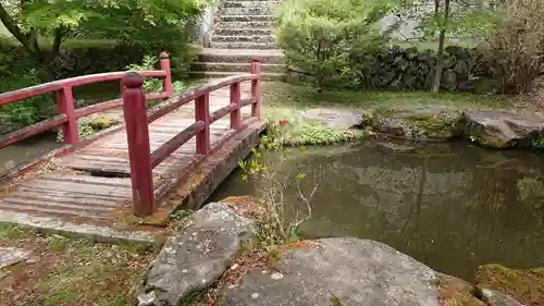 新海三社神社の庭園