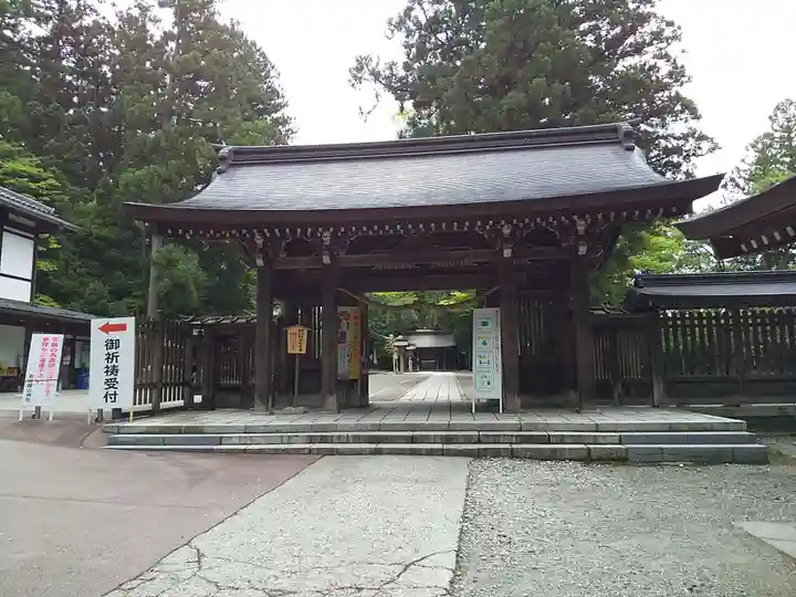雄山神社前立社壇の山門・神門