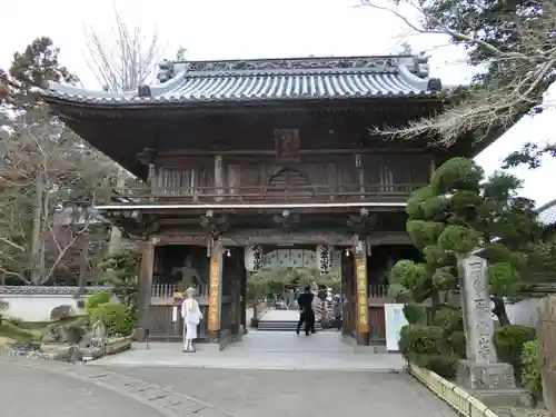 霊山寺の山門