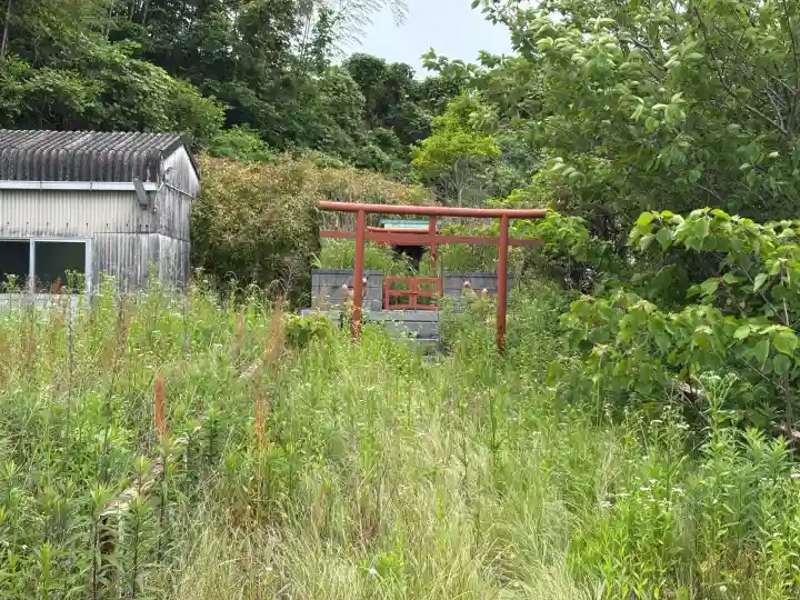 西阿野豊川稲荷の{uncategorized: "未分類", other: "その他", undefined: "問題あり", building: "その他建物", grave: "お墓", sacred_gate: "鳥居", guardian: "狛犬", statue: "像", buddha: "仏像", history: "歴史", nature: "自然", garden: "庭園", animal: "動物", pagoda: "塔", temizu: "手水舎", mountain_gate: "山門・神門", sanctuary: "本殿・本堂", subordinate: "末社・摂社", art: "芸術", scenery: "景色", jizo: "地蔵", ema: "絵馬", goshuin: "御朱印", omikuji: "おみくじ", items: "授与品その他", amulet: "お守り", goshuincho: "御朱印帳", eats: "食事", festival: "お祭り", votive_dance: "神楽", shichigosan: "七五三参", wedding: "結婚式", experience: "体験その他", initially: "初詣", around: "周辺", anti_infection: "感染症対策"}