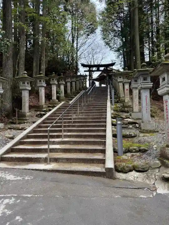 三峯神社の{uncategorized: "未分類", other: "その他", undefined: "問題あり", building: "その他建物", grave: "お墓", sacred_gate: "鳥居", guardian: "狛犬", statue: "像", buddha: "仏像", history: "歴史", nature: "自然", garden: "庭園", animal: "動物", pagoda: "塔", temizu: "手水舎", mountain_gate: "山門・神門", sanctuary: "本殿・本堂", subordinate: "末社・摂社", art: "芸術", scenery: "景色", jizo: "地蔵", ema: "絵馬", goshuin: "御朱印", omikuji: "おみくじ", items: "授与品その他", amulet: "お守り", goshuincho: "御朱印帳", eats: "食事", festival: "お祭り", votive_dance: "神楽", shichigosan: "七五三参", wedding: "結婚式", experience: "体験その他", initially: "初詣", around: "周辺", anti_infection: "感染症対策"}