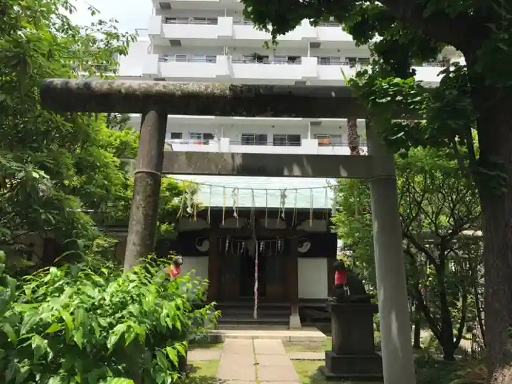 於岩稲荷田宮神社の鳥居