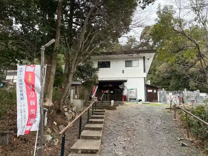 大雲寺(岩倉観音)の{uncategorized: "未分類", other: "その他", undefined: "問題あり", building: "その他建物", grave: "お墓", sacred_gate: "鳥居", guardian: "狛犬", statue: "像", buddha: "仏像", history: "歴史", nature: "自然", garden: "庭園", animal: "動物", pagoda: "塔", temizu: "手水舎", mountain_gate: "山門・神門", sanctuary: "本殿・本堂", subordinate: "末社・摂社", art: "芸術", scenery: "景色", jizo: "地蔵", ema: "絵馬", goshuin: "御朱印", omikuji: "おみくじ", items: "授与品その他", amulet: "お守り", goshuincho: "御朱印帳", eats: "食事", festival: "お祭り", votive_dance: "神楽", shichigosan: "七五三参", wedding: "結婚式", experience: "体験その他", initially: "初詣", around: "周辺", anti_infection: "感染症対策"}