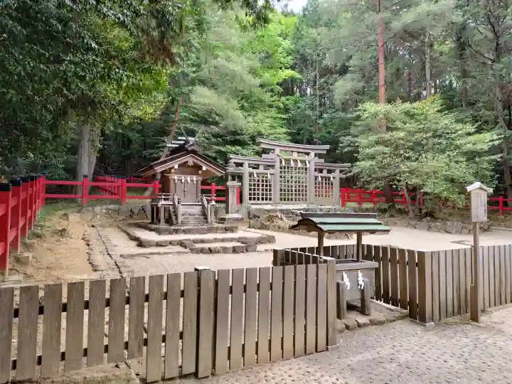 檜原神社(大神神社摂社)の{uncategorized: "未分類", other: "その他", undefined: "問題あり", building: "その他建物", grave: "お墓", sacred_gate: "鳥居", guardian: "狛犬", statue: "像", buddha: "仏像", history: "歴史", nature: "自然", garden: "庭園", animal: "動物", pagoda: "塔", temizu: "手水舎", mountain_gate: "山門・神門", sanctuary: "本殿・本堂", subordinate: "末社・摂社", art: "芸術", scenery: "景色", jizo: "地蔵", ema: "絵馬", goshuin: "御朱印", omikuji: "おみくじ", items: "授与品その他", amulet: "お守り", goshuincho: "御朱印帳", eats: "食事", festival: "お祭り", votive_dance: "神楽", shichigosan: "七五三参", wedding: "結婚式", experience: "体験その他", initially: "初詣", around: "周辺", anti_infection: "感染症対策"}