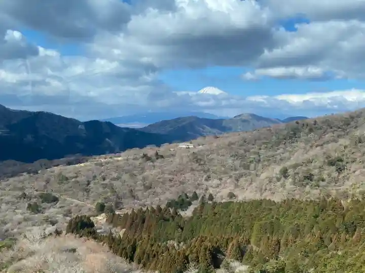箱根元宮の{uncategorized: "未分類", other: "その他", undefined: "問題あり", building: "その他建物", grave: "お墓", sacred_gate: "鳥居", guardian: "狛犬", statue: "像", buddha: "仏像", history: "歴史", nature: "自然", garden: "庭園", animal: "動物", pagoda: "塔", temizu: "手水舎", mountain_gate: "山門・神門", sanctuary: "本殿・本堂", subordinate: "末社・摂社", art: "芸術", scenery: "景色", jizo: "地蔵", ema: "絵馬", goshuin: "御朱印", omikuji: "おみくじ", items: "授与品その他", amulet: "お守り", goshuincho: "御朱印帳", eats: "食事", festival: "お祭り", votive_dance: "神楽", shichigosan: "七五三参", wedding: "結婚式", experience: "体験その他", initially: "初詣", around: "周辺", anti_infection: "感染症対策"}