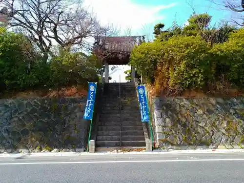 鳳出観音教会の山門