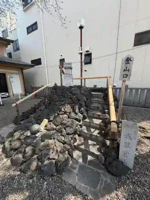 浅草富士浅間神社の{uncategorized: "未分類", other: "その他", undefined: "問題あり", building: "その他建物", grave: "お墓", sacred_gate: "鳥居", guardian: "狛犬", statue: "像", buddha: "仏像", history: "歴史", nature: "自然", garden: "庭園", animal: "動物", pagoda: "塔", temizu: "手水舎", mountain_gate: "山門・神門", sanctuary: "本殿・本堂", subordinate: "末社・摂社", art: "芸術", scenery: "景色", jizo: "地蔵", ema: "絵馬", goshuin: "御朱印", omikuji: "おみくじ", items: "授与品その他", amulet: "お守り", goshuincho: "御朱印帳", eats: "食事", festival: "お祭り", votive_dance: "神楽", shichigosan: "七五三参", wedding: "結婚式", experience: "体験その他", initially: "初詣", around: "周辺", anti_infection: "感染症対策"}