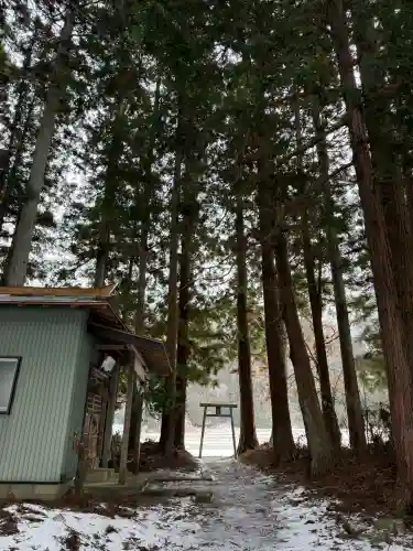 熊野神社の{uncategorized: "未分類", other: "その他", undefined: "問題あり", building: "その他建物", grave: "お墓", sacred_gate: "鳥居", guardian: "狛犬", statue: "像", buddha: "仏像", history: "歴史", nature: "自然", garden: "庭園", animal: "動物", pagoda: "塔", temizu: "手水舎", mountain_gate: "山門・神門", sanctuary: "本殿・本堂", subordinate: "末社・摂社", art: "芸術", scenery: "景色", jizo: "地蔵", ema: "絵馬", goshuin: "御朱印", omikuji: "おみくじ", items: "授与品その他", amulet: "お守り", goshuincho: "御朱印帳", eats: "食事", festival: "お祭り", votive_dance: "神楽", shichigosan: "七五三参", wedding: "結婚式", experience: "体験その他", initially: "初詣", around: "周辺", anti_infection: "感染症対策"}