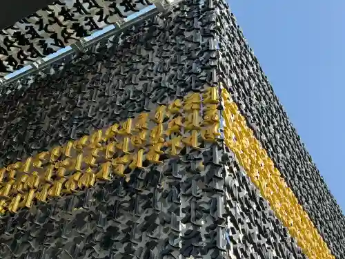 成田山深川不動堂（新勝寺東京別院）の{uncategorized: "未分類", other: "その他", undefined: "問題あり", building: "その他建物", grave: "お墓", sacred_gate: "鳥居", guardian: "狛犬", statue: "像", buddha: "仏像", history: "歴史", nature: "自然", garden: "庭園", animal: "動物", pagoda: "塔", temizu: "手水舎", mountain_gate: "山門・神門", sanctuary: "本殿・本堂", subordinate: "末社・摂社", art: "芸術", scenery: "景色", jizo: "地蔵", ema: "絵馬", goshuin: "御朱印", omikuji: "おみくじ", items: "授与品その他", amulet: "お守り", goshuincho: "御朱印帳", eats: "食事", festival: "お祭り", votive_dance: "神楽", shichigosan: "七五三参", wedding: "結婚式", experience: "体験その他", initially: "初詣", around: "周辺", anti_infection: "感染症対策"}