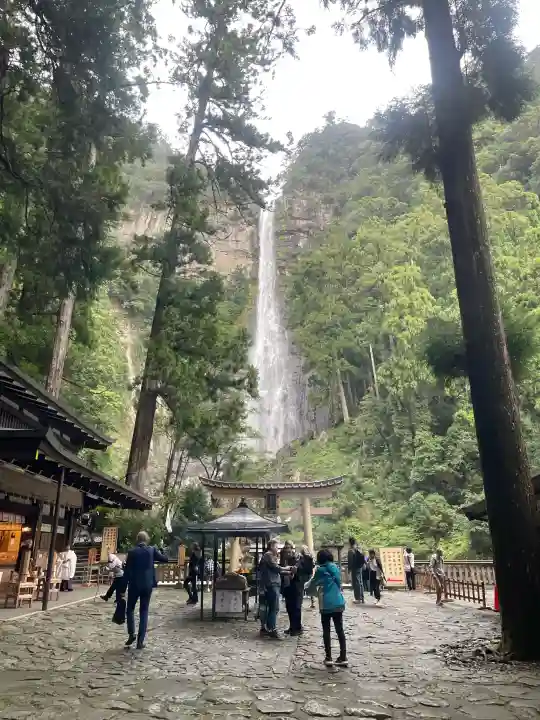 飛瀧神社(熊野那智大社別宮)の{uncategorized: "未分類", other: "その他", undefined: "問題あり", building: "その他建物", grave: "お墓", sacred_gate: "鳥居", guardian: "狛犬", statue: "像", buddha: "仏像", history: "歴史", nature: "自然", garden: "庭園", animal: "動物", pagoda: "塔", temizu: "手水舎", mountain_gate: "山門・神門", sanctuary: "本殿・本堂", subordinate: "末社・摂社", art: "芸術", scenery: "景色", jizo: "地蔵", ema: "絵馬", goshuin: "御朱印", omikuji: "おみくじ", items: "授与品その他", amulet: "お守り", goshuincho: "御朱印帳", eats: "食事", festival: "お祭り", votive_dance: "神楽", shichigosan: "七五三参", wedding: "結婚式", experience: "体験その他", initially: "初詣", around: "周辺", anti_infection: "感染症対策"}