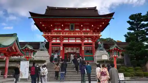 伏見稲荷大社の{uncategorized: "未分類", other: "その他", undefined: "問題あり", building: "その他建物", grave: "お墓", sacred_gate: "鳥居", guardian: "狛犬", statue: "像", buddha: "仏像", history: "歴史", nature: "自然", garden: "庭園", animal: "動物", pagoda: "塔", temizu: "手水舎", mountain_gate: "山門・神門", sanctuary: "本殿・本堂", subordinate: "末社・摂社", art: "芸術", scenery: "景色", jizo: "地蔵", ema: "絵馬", goshuin: "御朱印", omikuji: "おみくじ", items: "授与品その他", amulet: "お守り", goshuincho: "御朱印帳", eats: "食事", festival: "お祭り", votive_dance: "神楽", shichigosan: "七五三参", wedding: "結婚式", experience: "体験その他", initially: "初詣", around: "周辺", anti_infection: "感染症対策"}