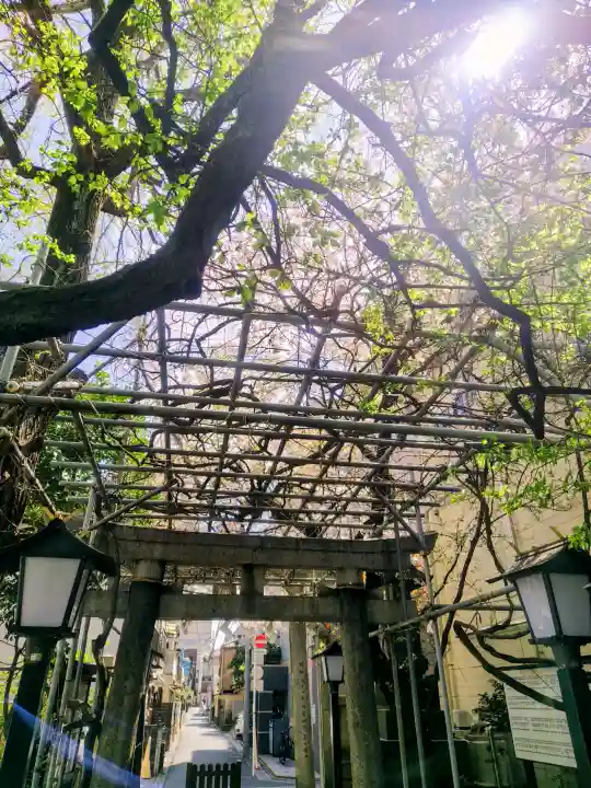 千住本氷川神社の{uncategorized: "未分類", other: "その他", undefined: "問題あり", building: "その他建物", grave: "お墓", sacred_gate: "鳥居", guardian: "狛犬", statue: "像", buddha: "仏像", history: "歴史", nature: "自然", garden: "庭園", animal: "動物", pagoda: "塔", temizu: "手水舎", mountain_gate: "山門・神門", sanctuary: "本殿・本堂", subordinate: "末社・摂社", art: "芸術", scenery: "景色", jizo: "地蔵", ema: "絵馬", goshuin: "御朱印", omikuji: "おみくじ", items: "授与品その他", amulet: "お守り", goshuincho: "御朱印帳", eats: "食事", festival: "お祭り", votive_dance: "神楽", shichigosan: "七五三参", wedding: "結婚式", experience: "体験その他", initially: "初詣", around: "周辺", anti_infection: "感染症対策"}