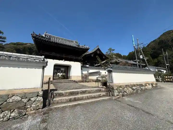 興聖寺(興聖寶林禅寺)の{uncategorized: "未分類", other: "その他", undefined: "問題あり", building: "その他建物", grave: "お墓", sacred_gate: "鳥居", guardian: "狛犬", statue: "像", buddha: "仏像", history: "歴史", nature: "自然", garden: "庭園", animal: "動物", pagoda: "塔", temizu: "手水舎", mountain_gate: "山門・神門", sanctuary: "本殿・本堂", subordinate: "末社・摂社", art: "芸術", scenery: "景色", jizo: "地蔵", ema: "絵馬", goshuin: "御朱印", omikuji: "おみくじ", items: "授与品その他", amulet: "お守り", goshuincho: "御朱印帳", eats: "食事", festival: "お祭り", votive_dance: "神楽", shichigosan: "七五三参", wedding: "結婚式", experience: "体験その他", initially: "初詣", around: "周辺", anti_infection: "感染症対策"}