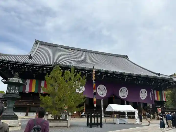 知恩院の{uncategorized: "未分類", other: "その他", undefined: "問題あり", building: "その他建物", grave: "お墓", sacred_gate: "鳥居", guardian: "狛犬", statue: "像", buddha: "仏像", history: "歴史", nature: "自然", garden: "庭園", animal: "動物", pagoda: "塔", temizu: "手水舎", mountain_gate: "山門・神門", sanctuary: "本殿・本堂", subordinate: "末社・摂社", art: "芸術", scenery: "景色", jizo: "地蔵", ema: "絵馬", goshuin: "御朱印", omikuji: "おみくじ", items: "授与品その他", amulet: "お守り", goshuincho: "御朱印帳", eats: "食事", festival: "お祭り", votive_dance: "神楽", shichigosan: "七五三参", wedding: "結婚式", experience: "体験その他", initially: "初詣", around: "周辺", anti_infection: "感染症対策"}