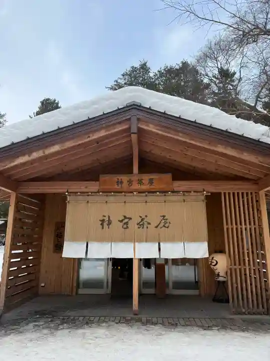 北海道神宮の{uncategorized: "未分類", other: "その他", undefined: "問題あり", building: "その他建物", grave: "お墓", sacred_gate: "鳥居", guardian: "狛犬", statue: "像", buddha: "仏像", history: "歴史", nature: "自然", garden: "庭園", animal: "動物", pagoda: "塔", temizu: "手水舎", mountain_gate: "山門・神門", sanctuary: "本殿・本堂", subordinate: "末社・摂社", art: "芸術", scenery: "景色", jizo: "地蔵", ema: "絵馬", goshuin: "御朱印", omikuji: "おみくじ", items: "授与品その他", amulet: "お守り", goshuincho: "御朱印帳", eats: "食事", festival: "お祭り", votive_dance: "神楽", shichigosan: "七五三参", wedding: "結婚式", experience: "体験その他", initially: "初詣", around: "周辺", anti_infection: "感染症対策"}