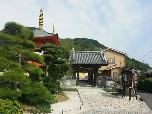 八浄寺の山門