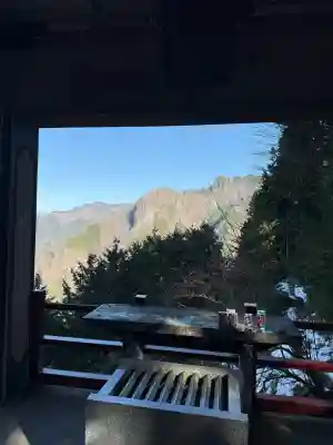 三峯神社の{uncategorized: "未分類", other: "その他", undefined: "問題あり", building: "その他建物", grave: "お墓", sacred_gate: "鳥居", guardian: "狛犬", statue: "像", buddha: "仏像", history: "歴史", nature: "自然", garden: "庭園", animal: "動物", pagoda: "塔", temizu: "手水舎", mountain_gate: "山門・神門", sanctuary: "本殿・本堂", subordinate: "末社・摂社", art: "芸術", scenery: "景色", jizo: "地蔵", ema: "絵馬", goshuin: "御朱印", omikuji: "おみくじ", items: "授与品その他", amulet: "お守り", goshuincho: "御朱印帳", eats: "食事", festival: "お祭り", votive_dance: "神楽", shichigosan: "七五三参", wedding: "結婚式", experience: "体験その他", initially: "初詣", around: "周辺", anti_infection: "感染症対策"}