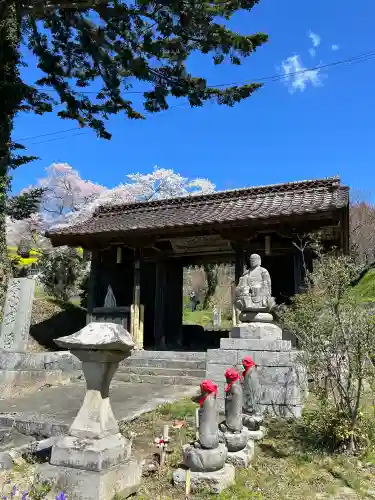 曹洞宗 永松山 龍泉寺の{uncategorized: "未分類", other: "その他", undefined: "問題あり", building: "その他建物", grave: "お墓", sacred_gate: "鳥居", guardian: "狛犬", statue: "像", buddha: "仏像", history: "歴史", nature: "自然", garden: "庭園", animal: "動物", pagoda: "塔", temizu: "手水舎", mountain_gate: "山門・神門", sanctuary: "本殿・本堂", subordinate: "末社・摂社", art: "芸術", scenery: "景色", jizo: "地蔵", ema: "絵馬", goshuin: "御朱印", omikuji: "おみくじ", items: "授与品その他", amulet: "お守り", goshuincho: "御朱印帳", eats: "食事", festival: "お祭り", votive_dance: "神楽", shichigosan: "七五三参", wedding: "結婚式", experience: "体験その他", initially: "初詣", around: "周辺", anti_infection: "感染症対策"}
