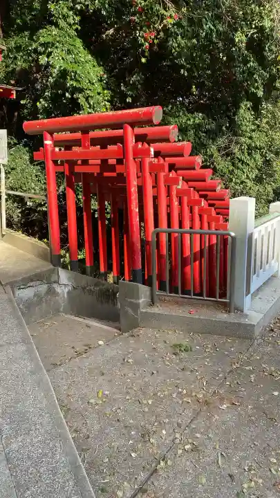 紅石稲荷神社の{uncategorized: "未分類", other: "その他", undefined: "問題あり", building: "その他建物", grave: "お墓", sacred_gate: "鳥居", guardian: "狛犬", statue: "像", buddha: "仏像", history: "歴史", nature: "自然", garden: "庭園", animal: "動物", pagoda: "塔", temizu: "手水舎", mountain_gate: "山門・神門", sanctuary: "本殿・本堂", subordinate: "末社・摂社", art: "芸術", scenery: "景色", jizo: "地蔵", ema: "絵馬", goshuin: "御朱印", omikuji: "おみくじ", items: "授与品その他", amulet: "お守り", goshuincho: "御朱印帳", eats: "食事", festival: "お祭り", votive_dance: "神楽", shichigosan: "七五三参", wedding: "結婚式", experience: "体験その他", initially: "初詣", around: "周辺", anti_infection: "感染症対策"}