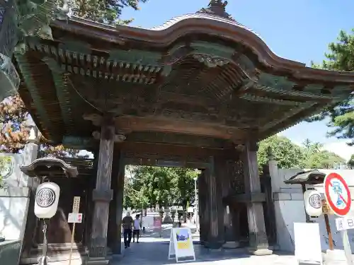 豊川閣　妙厳寺の山門・神門