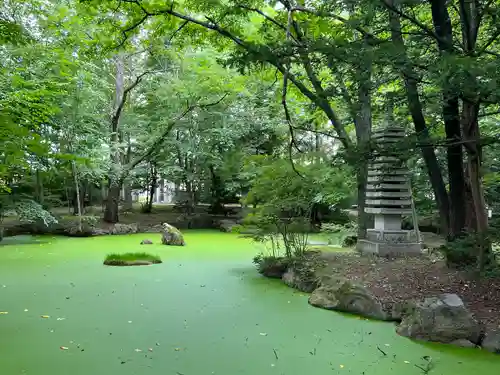 帯廣神社の庭園