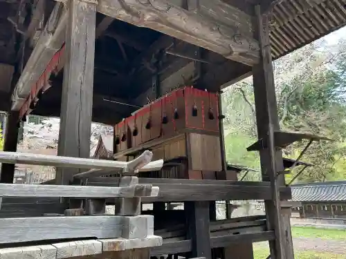 新海三社神社の{uncategorized: "未分類", other: "その他", undefined: "問題あり", building: "その他建物", grave: "お墓", sacred_gate: "鳥居", guardian: "狛犬", statue: "像", buddha: "仏像", history: "歴史", nature: "自然", garden: "庭園", animal: "動物", pagoda: "塔", temizu: "手水舎", mountain_gate: "山門・神門", sanctuary: "本殿・本堂", subordinate: "末社・摂社", art: "芸術", scenery: "景色", jizo: "地蔵", ema: "絵馬", goshuin: "御朱印", omikuji: "おみくじ", items: "授与品その他", amulet: "お守り", goshuincho: "御朱印帳", eats: "食事", festival: "お祭り", votive_dance: "神楽", shichigosan: "七五三参", wedding: "結婚式", experience: "体験その他", initially: "初詣", around: "周辺", anti_infection: "感染症対策"}