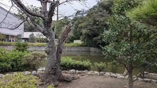 旗上弁財天社の庭園