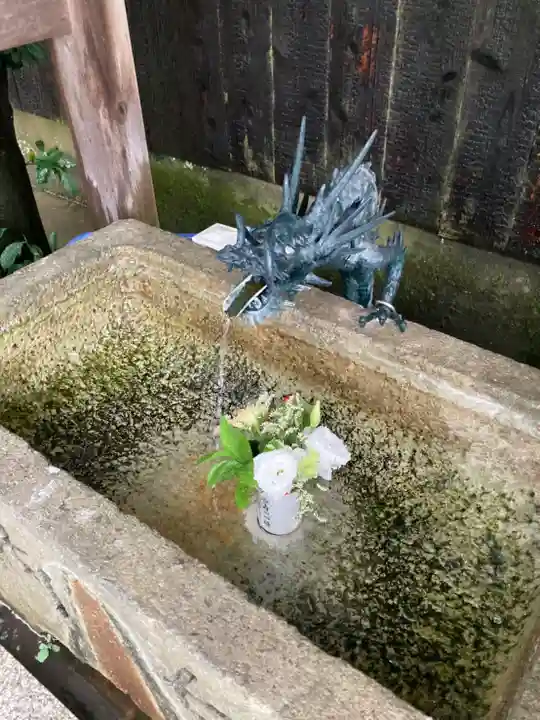 泊神社の手水舎