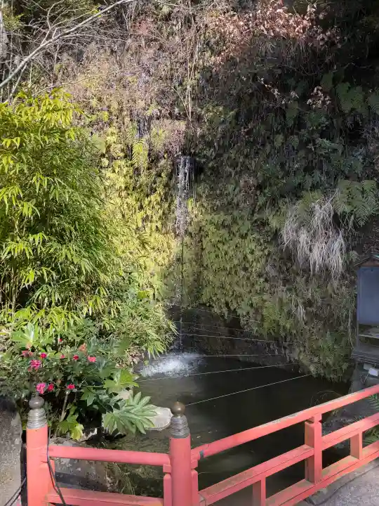 銭洗弁財天宇賀福神社の{uncategorized: "未分類", other: "その他", undefined: "問題あり", building: "その他建物", grave: "お墓", sacred_gate: "鳥居", guardian: "狛犬", statue: "像", buddha: "仏像", history: "歴史", nature: "自然", garden: "庭園", animal: "動物", pagoda: "塔", temizu: "手水舎", mountain_gate: "山門・神門", sanctuary: "本殿・本堂", subordinate: "末社・摂社", art: "芸術", scenery: "景色", jizo: "地蔵", ema: "絵馬", goshuin: "御朱印", omikuji: "おみくじ", items: "授与品その他", amulet: "お守り", goshuincho: "御朱印帳", eats: "食事", festival: "お祭り", votive_dance: "神楽", shichigosan: "七五三参", wedding: "結婚式", experience: "体験その他", initially: "初詣", around: "周辺", anti_infection: "感染症対策"}