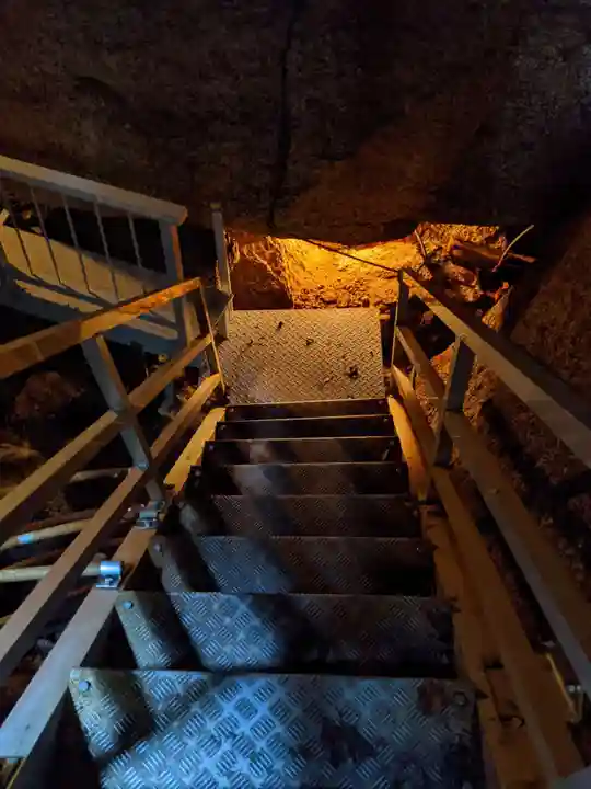 鬼の首塚のその他建物