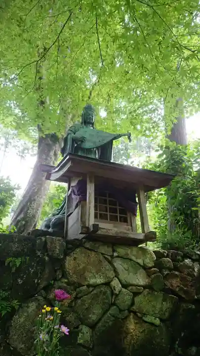 三千院門跡の像